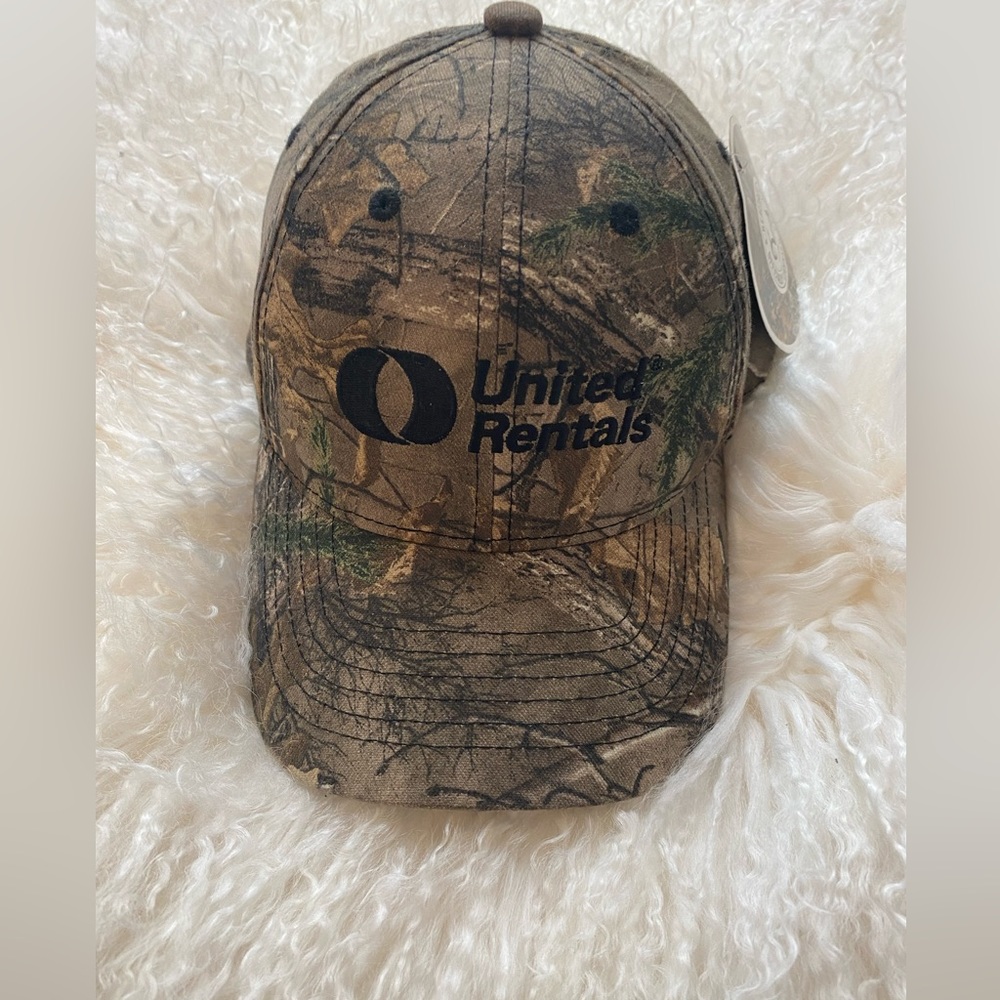 BNWT United Rentals Camo men’s trucker outdoorsman hat in universal sizing!!!
